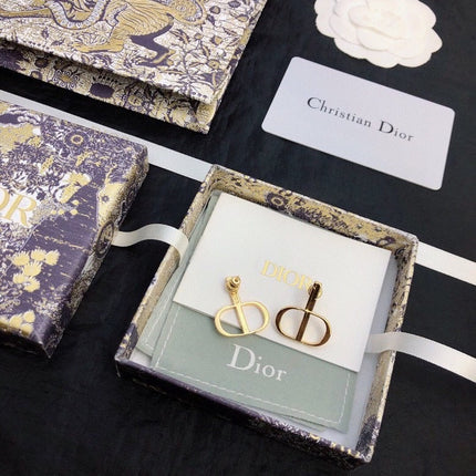 CD 26S LOGO STUD EARRINGS IN GOLD TONE METAL 645628