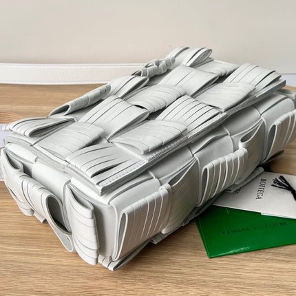 SMALL CASSETTE 23 IN WHITE FRINGED CALFSKIN