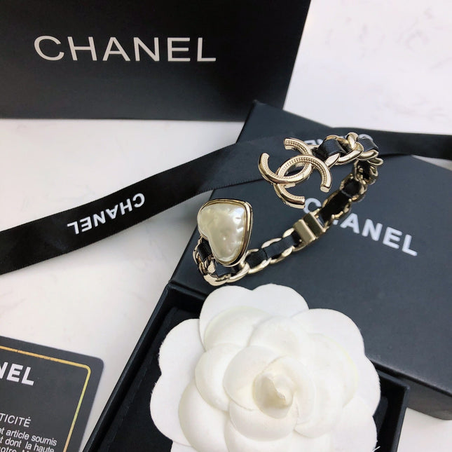 CHANEL 26S DOUBLE C LOGO BAROQUE PEARL LEATHER CHAIN BRACELET IN GOLD METAL 630841