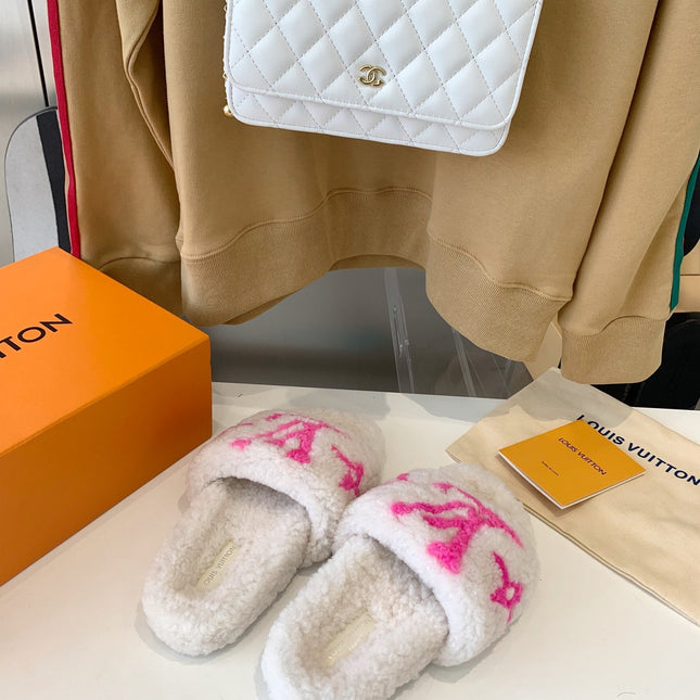 LV WOMEN'S PASEO FLAT SLIPPER IN WHITE FLEECE WITH BRIGHT PINK LOGO