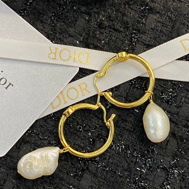 CD 26S BAROQUE PEARL DROP HOOP EARRINGS GOLD TONE METAL 645491
