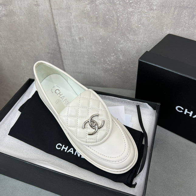 CHANEL 26S LOAFERS IN WHITE QUILTED CALFSKIN WITH CC LOGO