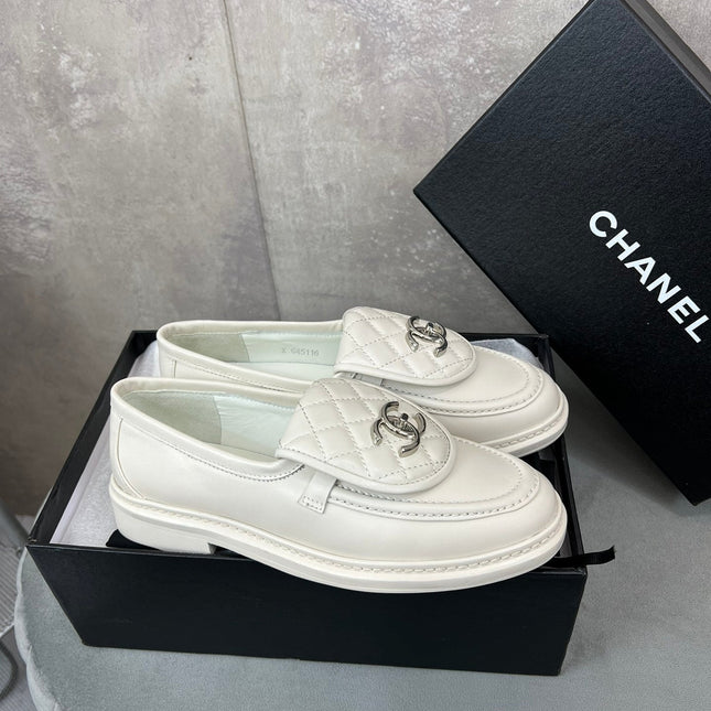 CHANEL 26S LOAFERS IN WHITE QUILTED CALFSKIN WITH CC LOGO