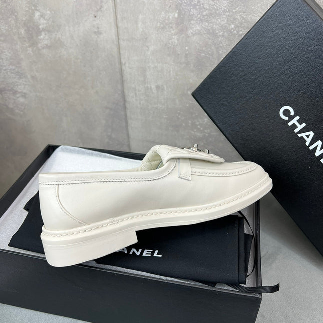 CHANEL 26S LOAFERS IN WHITE QUILTED CALFSKIN WITH CC LOGO