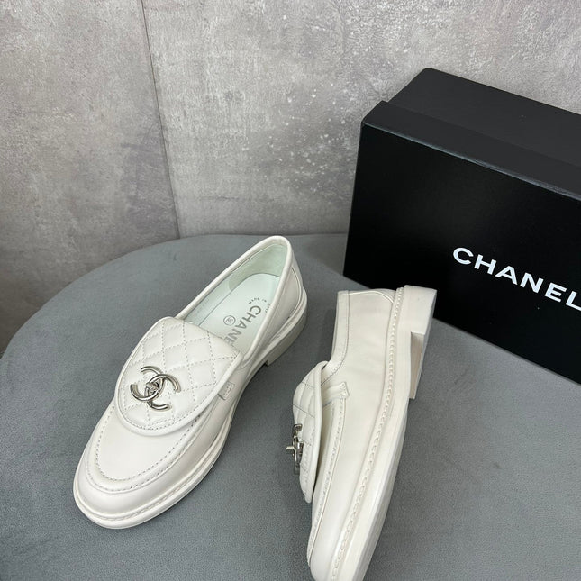 CHANEL 26S LOAFERS IN WHITE QUILTED CALFSKIN WITH CC LOGO