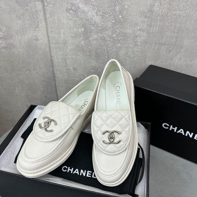 CHANEL 26S LOAFERS IN WHITE QUILTED CALFSKIN WITH CC LOGO
