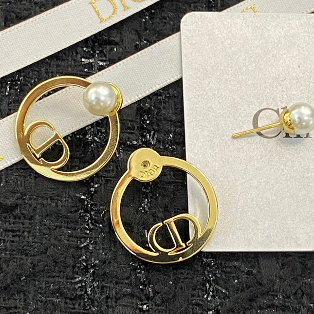 CD 26S PEARL CIRCLE LOGO STUD EARRINGS IN GOLD TONE METAL 646560