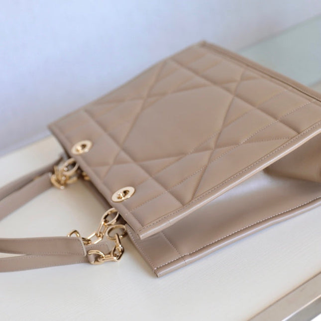 MEDIUM TOTE BOOK 26 BAG IN BEIGE CREAM CALFSKIN