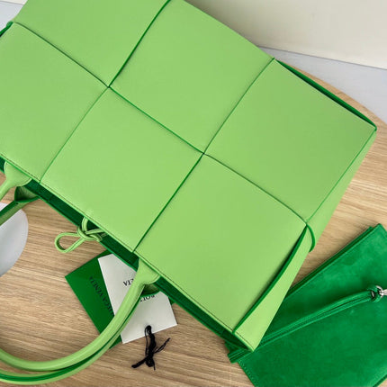 ARCO TOTE 36 IN MANTIS GREEN CALFSKIN