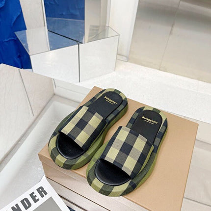 BURBERRY 26S SLIDE SANDALS IN ARCHIVE OLIVE GREEN BLACK FABRIC