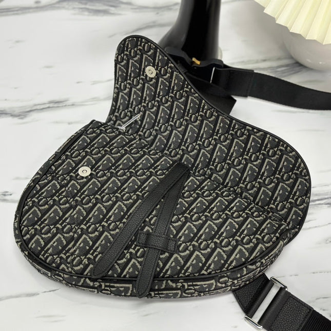 SADDLE 28 BAG IN BLACK OBLIQUE JACQUARD