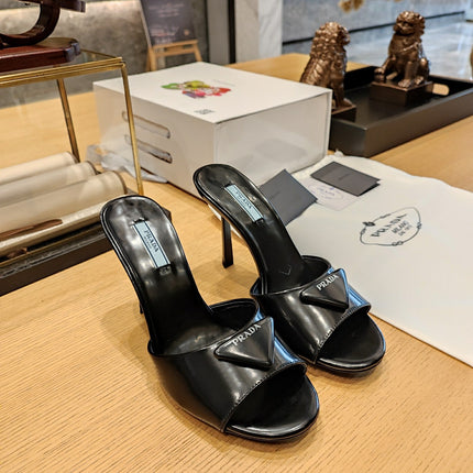 PRADA 26S OPEN TOE MULES 100MM IN BLACK PATENT CALFSKIN WITH LOGO
