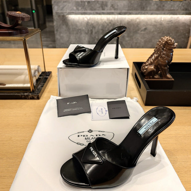PRADA 26S OPEN TOE MULES 100MM IN BLACK PATENT CALFSKIN WITH LOGO