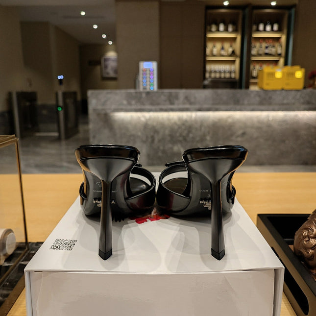 PRADA 26S OPEN TOE MULES 100MM IN BLACK PATENT CALFSKIN WITH LOGO
