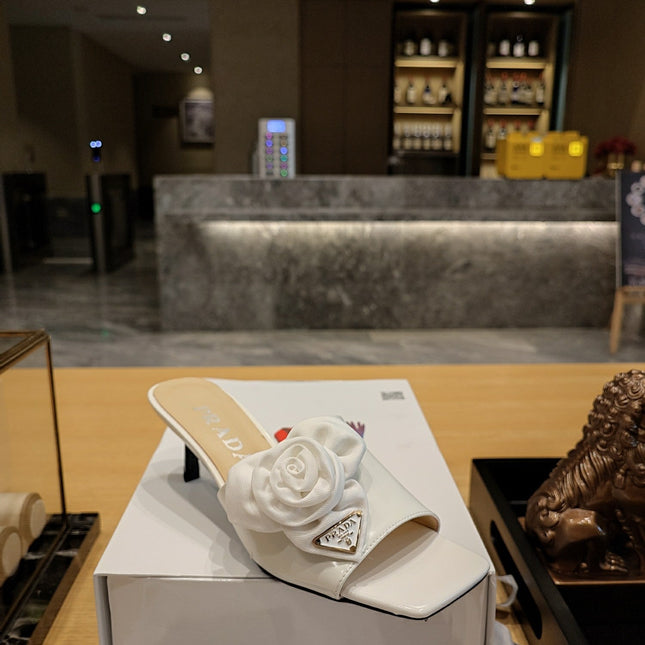 PRADA 26S OPEN TOE MULES 45MM IN IVORY WHITE PATENT CALFSKIN WITH ROSETTE