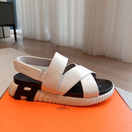 HM ELECTRIC CROCODILE MOTIF SANDAL WHITE CALFSKIN