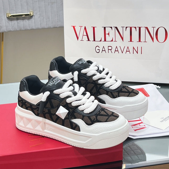 VALENTINO 25S GARAVANI ONE STUD XL PLATFORM SNEAKERS IN WHITE LAMBSKIN AND BROWN CANVAS