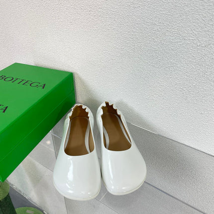 ATOMIC BALLERINA FLAT IN WHITE CALFSKIN