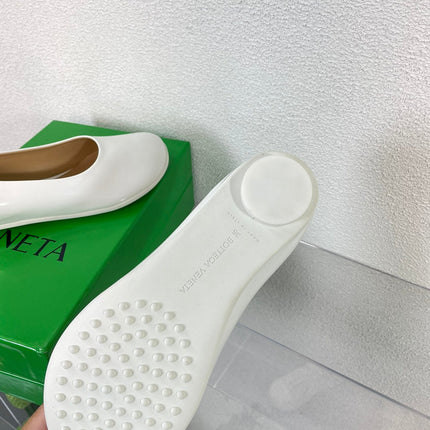 ATOMIC BALLERINA FLAT IN WHITE CALFSKIN