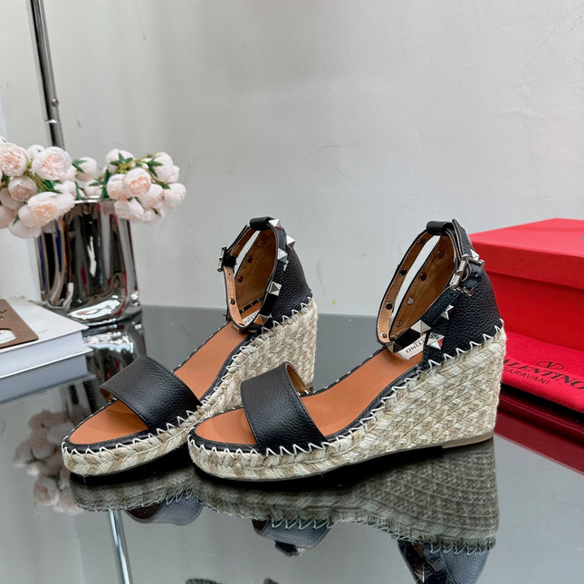 ROCKSTUD WEDGE 85 MM IN BLACK CALFSKIN