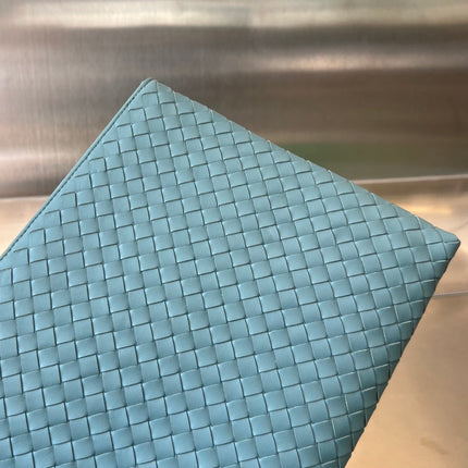 INTRECCIATO 30 IN SKY BLUE LAMBSKIN