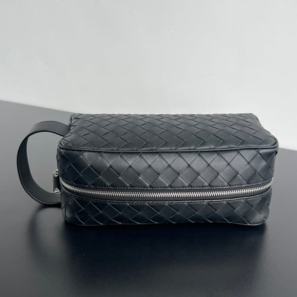 INTRECCIATO CLUTCH 26 IN BLACK CALFSKIN