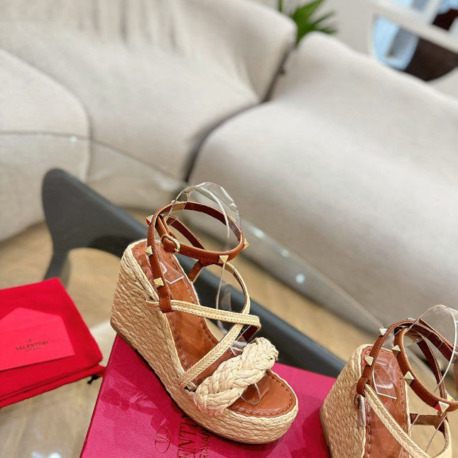 GARAVANI ROCKSTUD WEDGE SANDALS IN BRONZE BROWN CALFSKIN AND BEIGE RAFFIA