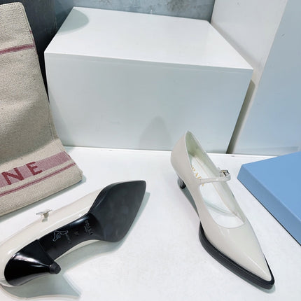 POINTED TOE MEDIUM HEEL PUMPS IN RICE WHITE GLOSSY LAMBSKIN