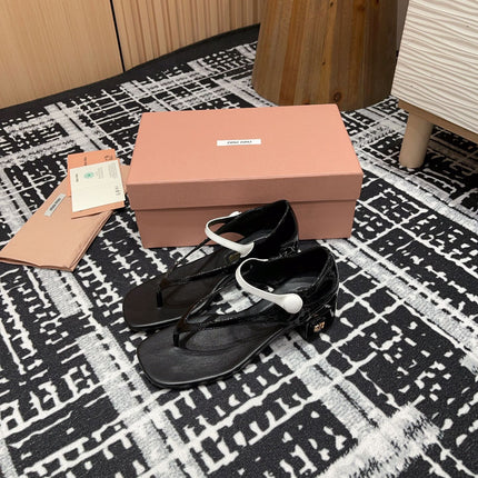 HIGH THONG SANDALS WITH WHITE STRAP IN BLACK GLOSSY LAMBSKIN