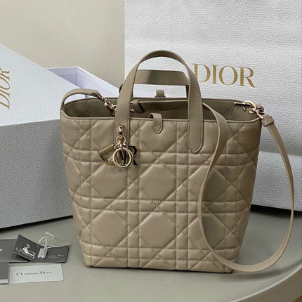 MEDIUM TOUJOURS BUCKET BAG 22 IN BEIGE CANNAGE CALFSKIN