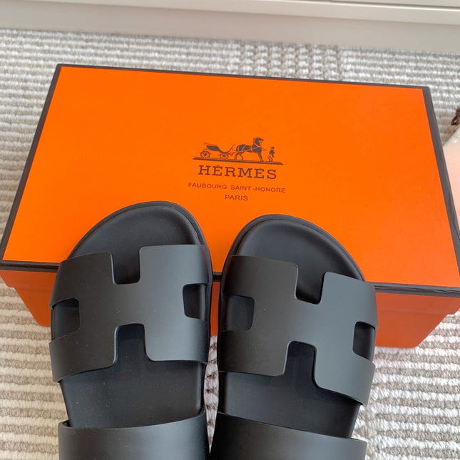 HM 26S CHYPRE SANDAL WITH BACK STRAP IN BLACK CALFSKIN