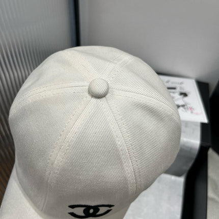 BASEBALL HAT IN WHITE WITH BLACK TRIM 673994