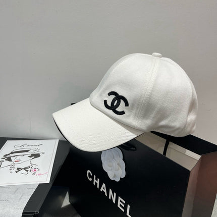 BASEBALL HAT IN WHITE WITH BLACK TRIM 673994
