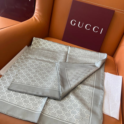 GUCCI 26S SCARF 90 IN SILK 816290
