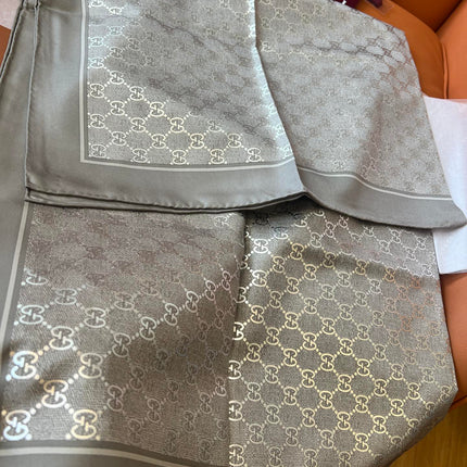 GUCCI 26S SCARF 90 IN SILK 816290
