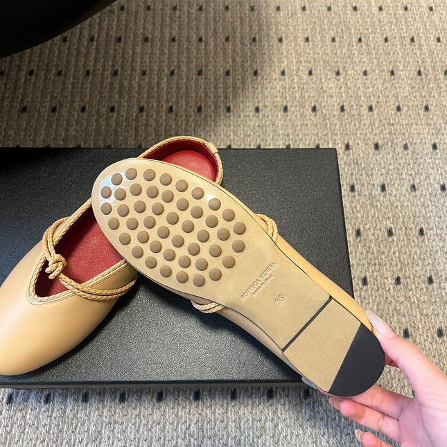 BOTTEGA VENETA 26S FLAT MULES IN BEIGE LAMBSKIN