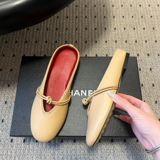 BOTTEGA VENETA 26S FLAT MULES IN BEIGE LAMBSKIN