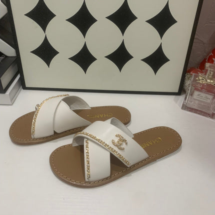 CHANEL 26S SANDALS IN WHITE CALFSKIN WITH DOUBLE C CHAIN DETAIL