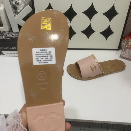 CHANEL 26S SANDALS IN TAUPE PINK CALFSKIN GOLD-TONE CHAIN DETAIL