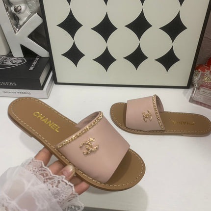CHANEL 26S SANDALS IN TAUPE PINK CALFSKIN GOLD-TONE CHAIN DETAIL