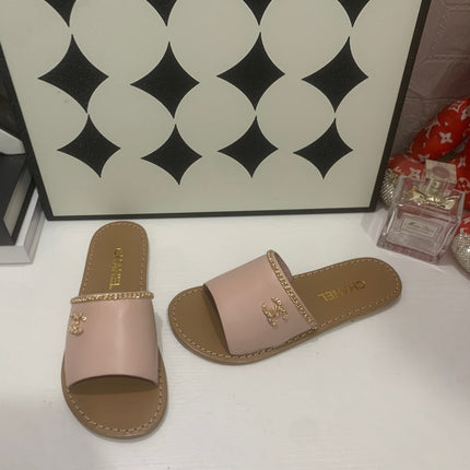 CHANEL 26S SANDALS IN TAUPE PINK CALFSKIN GOLD-TONE CHAIN DETAIL