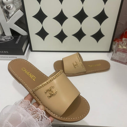 CHANEL 26S SANDALS IN BEIGE CALFSKIN GOLD-TONE CHAIN DETAIL