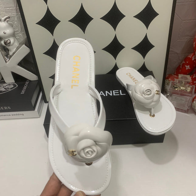 CHANEL 26S THONG SANDALS IN WHITE LAMBSKIN WITH FLORAL