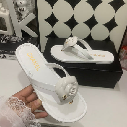 CHANEL 26S SANDALS IN BEIGE CALFSKIN GOLD-TONE CHAIN DETAIL