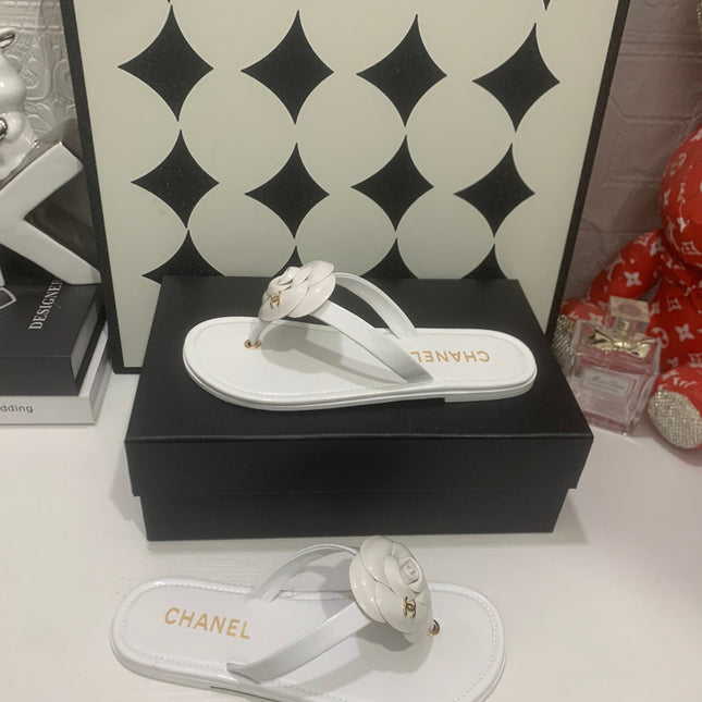 CHANEL 26S SANDALS IN BEIGE CALFSKIN GOLD-TONE CHAIN DETAIL