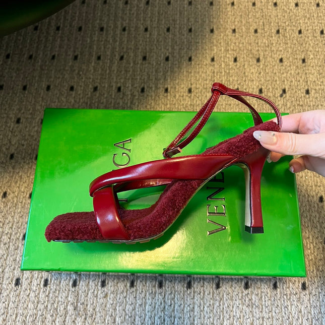 BOTTEGA VENETA 26S SQUARE-TOE HIGH-HEEL SANDALS 90 MM IN RED LAMBSKIN AND WOOL