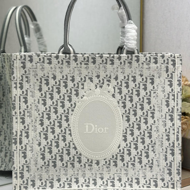 DIOR 26S BOOK TOTE BAG 42 IN GREY AND WHITE OBLIQUE JACQUARD