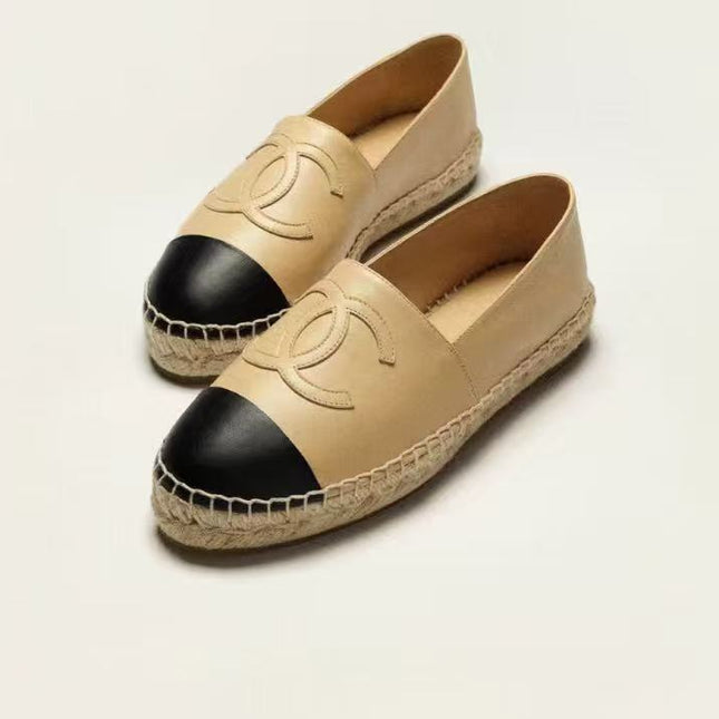 CC EMBOSSED FLAT IN BLACK AND BEIGE CALFSKIN