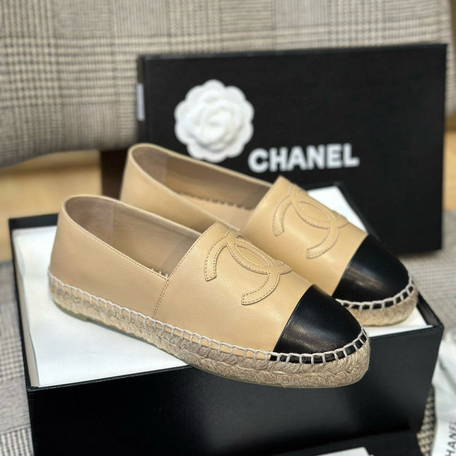 CC EMBOSSED FLAT IN BLACK AND BEIGE CALFSKIN