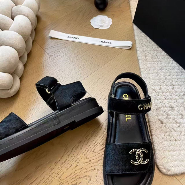 CC SANDALS IN BLACK FUR GOLD HARDWARE